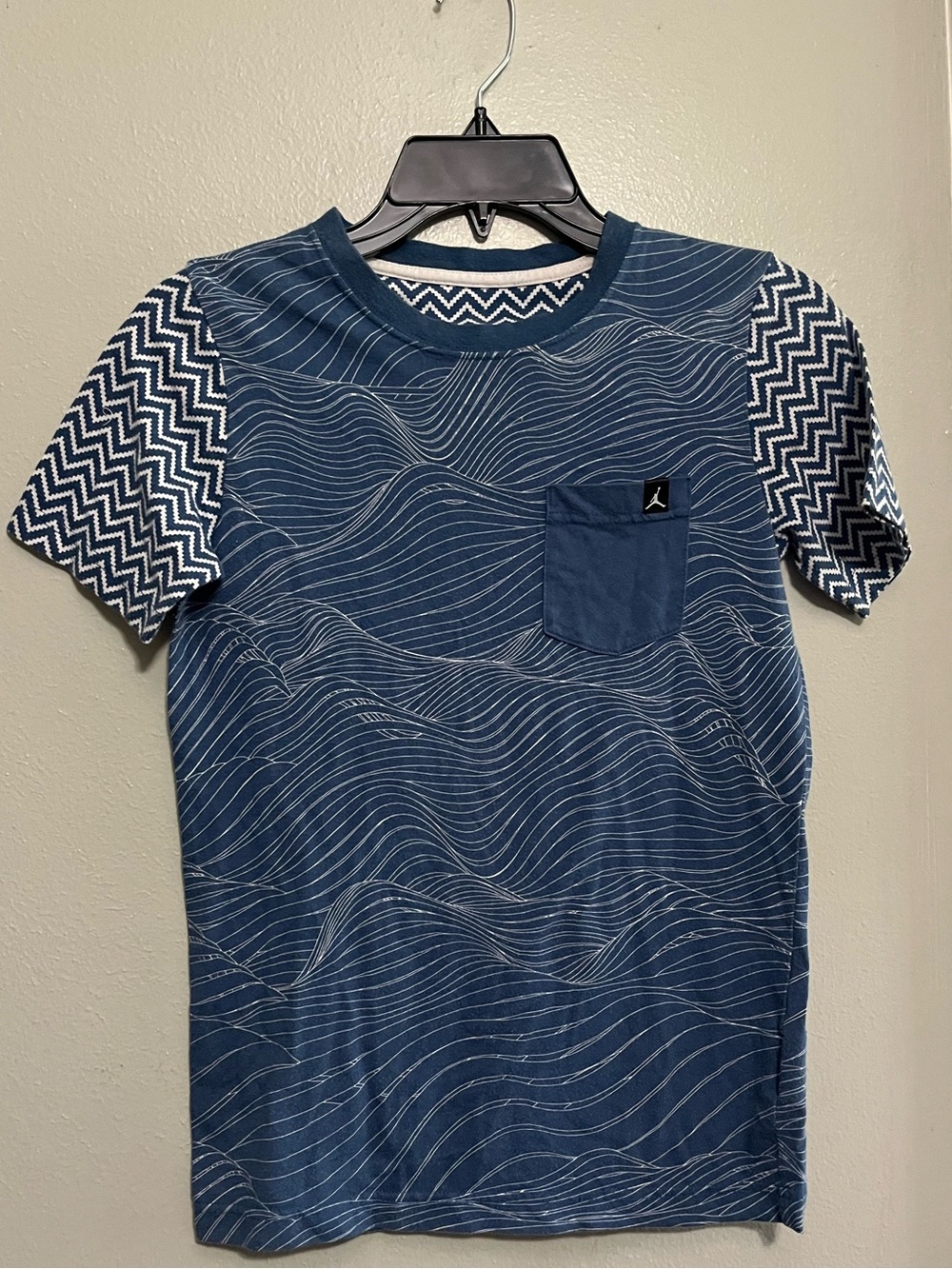 Jordan Boys Navy Wave-Print Short Sleeve Tee with Chevron Sleeves